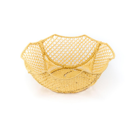 Round raffia basket with a modern design
