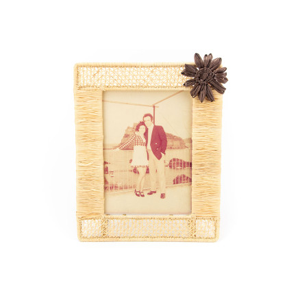 Raffia frame